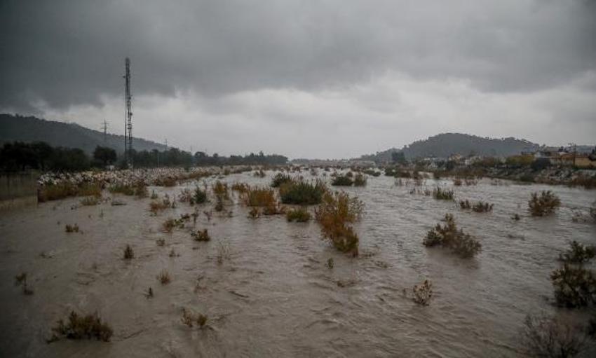 Alarm seviyesi yükseltildi! Kırmızı ve turuncu kodlu uyarılar art arda geldi, 90 kilometre hıza ulaştı, giderek artıyor