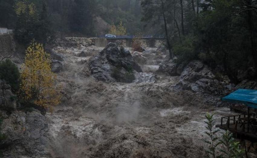 Alarm seviyesi yükseltildi! Kırmızı ve turuncu kodlu uyarılar art arda geldi, 90 kilometre hıza ulaştı, giderek artıyor