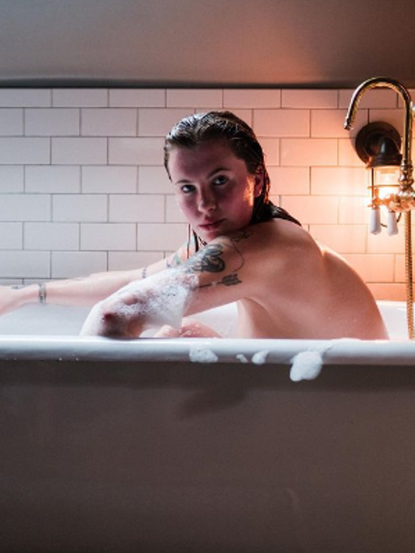 Ireland Baldwin küvete girip paylaştı!