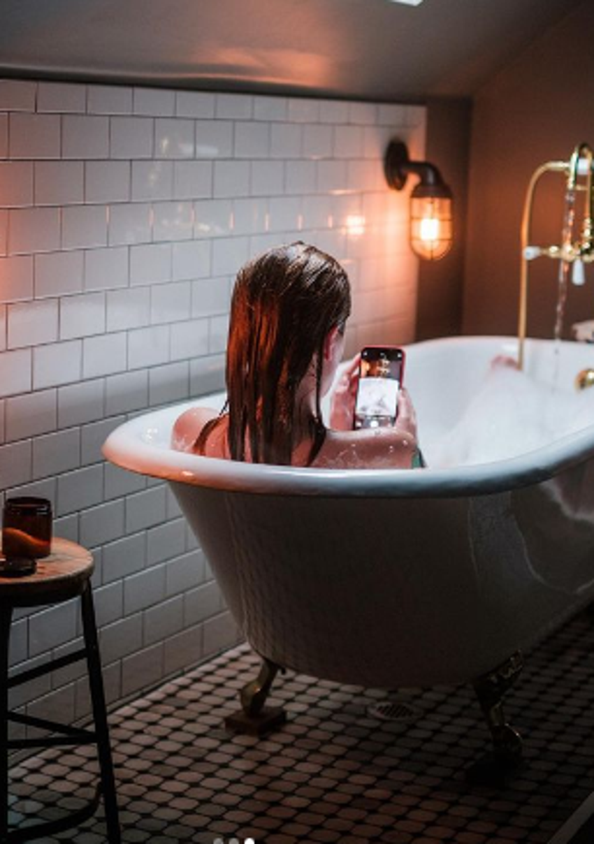 Ireland Baldwin küvete girip paylaştı!