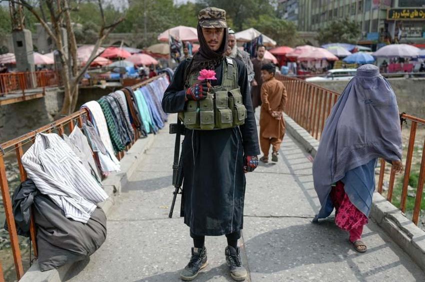 2021 yılına danga vuran tarihi olaylar! Omicron, Taliban, iklim krizi...