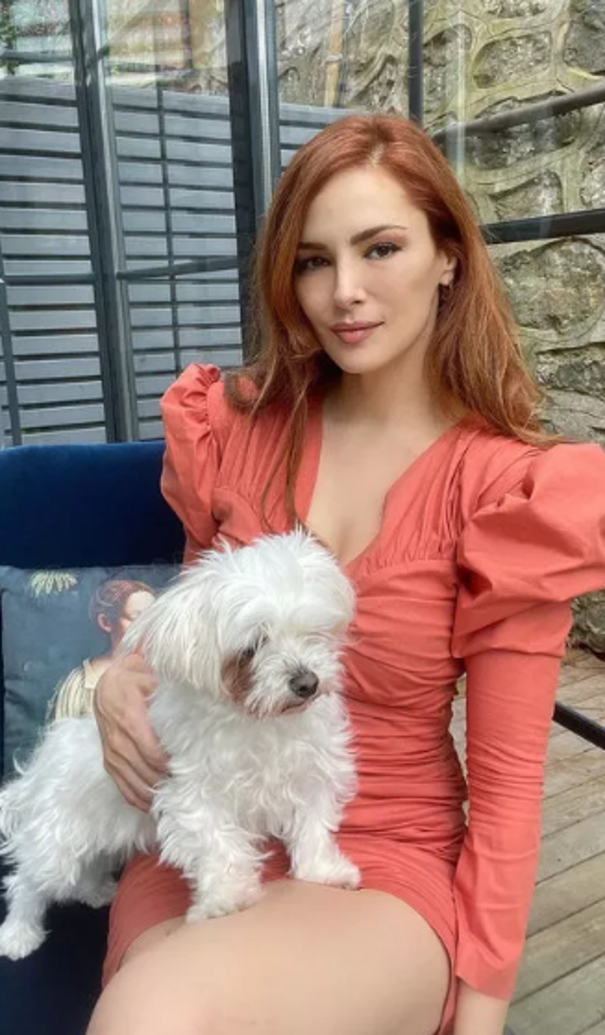Mine Tugay mini eteğiyle göz kamaştırdı!