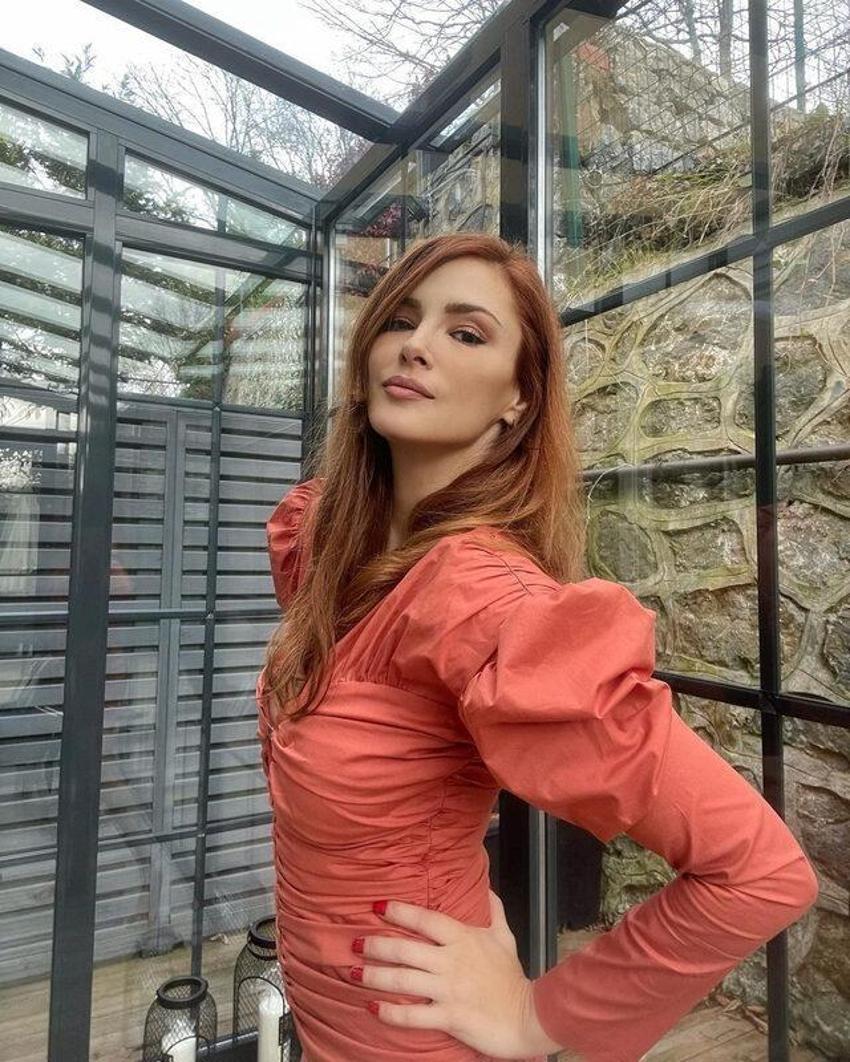 Mine Tugay mini eteğiyle göz kamaştırdı!