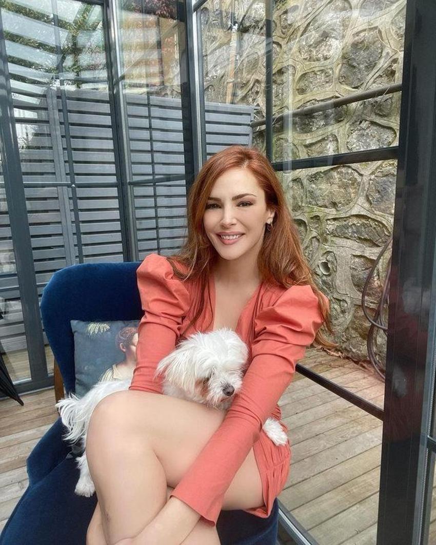 Mine Tugay mini eteğiyle göz kamaştırdı!