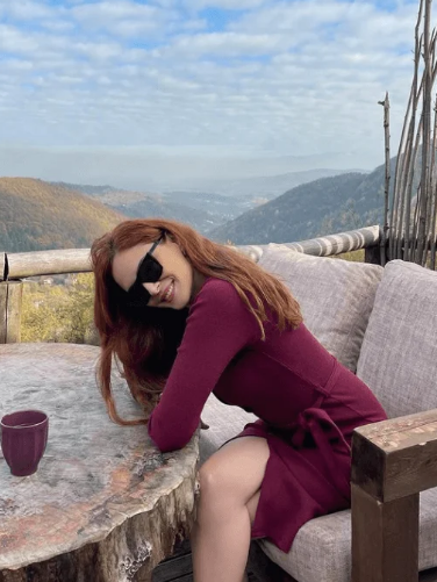 Mine Tugay mini eteğiyle göz kamaştırdı!