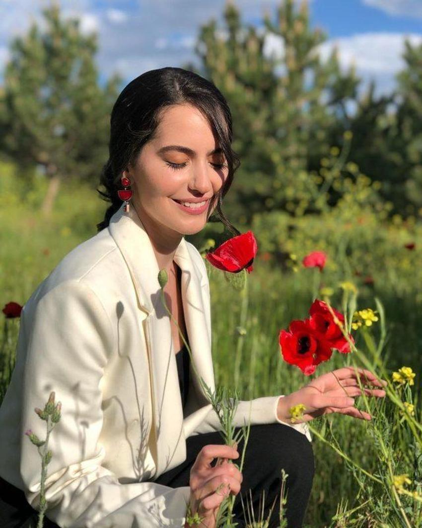 Teşkilat'ın Pınar'ı Ezgi Şenler göğüs dekolteli pozuyla Instagram'ı salladı!