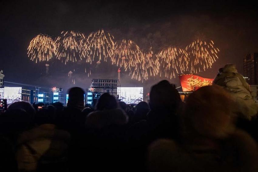 Yeni yıl dünyada büyük bir coşku ile karşılandı! Avrupa'da şaşırtan görüntüler...