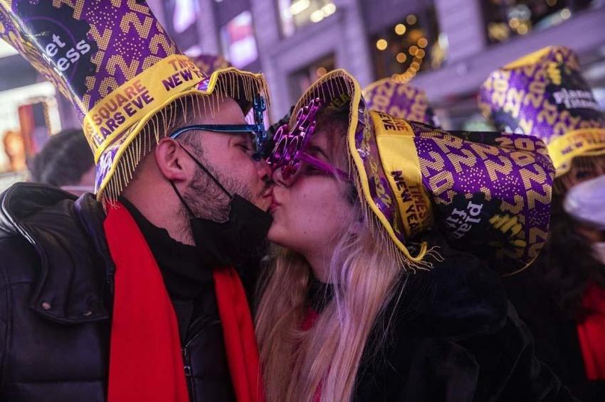Yeni yıl dünyada büyük bir coşku ile karşılandı! Avrupa'da şaşırtan görüntüler...