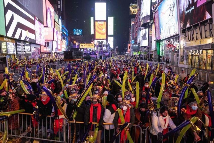 Yeni yıl dünyada büyük bir coşku ile karşılandı! Avrupa'da şaşırtan görüntüler...