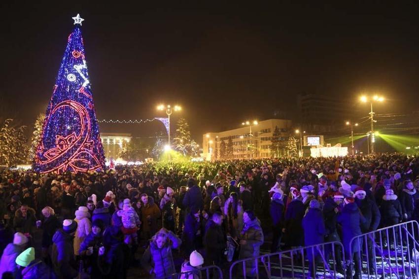 Yeni yıl dünyada büyük bir coşku ile karşılandı! Avrupa'da şaşırtan görüntüler...