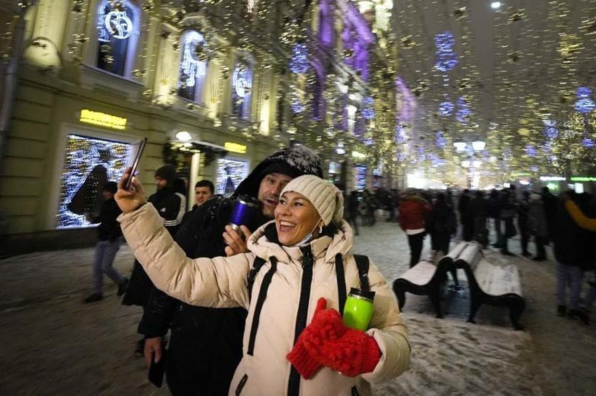 Yeni yıl dünyada büyük bir coşku ile karşılandı! Avrupa'da şaşırtan görüntüler...
