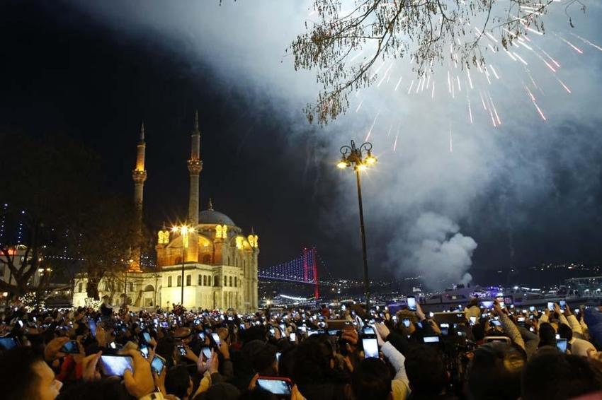 Yeni yıl dünyada büyük bir coşku ile karşılandı! Avrupa'da şaşırtan görüntüler...
