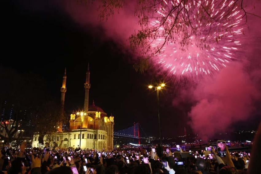 Yeni yıl dünyada büyük bir coşku ile karşılandı! Avrupa'da şaşırtan görüntüler...