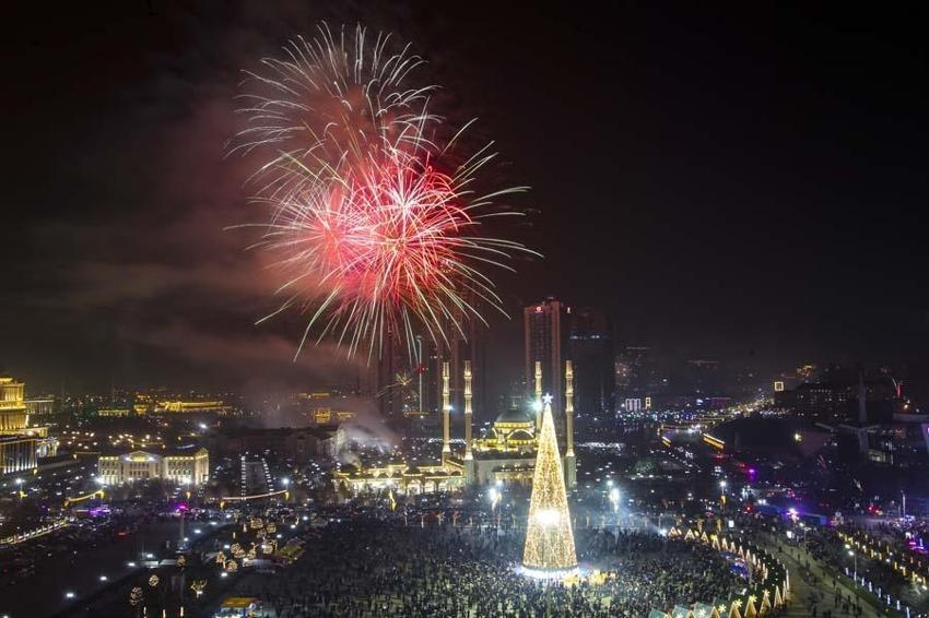 Yeni yıl dünyada büyük bir coşku ile karşılandı! Avrupa'da şaşırtan görüntüler...