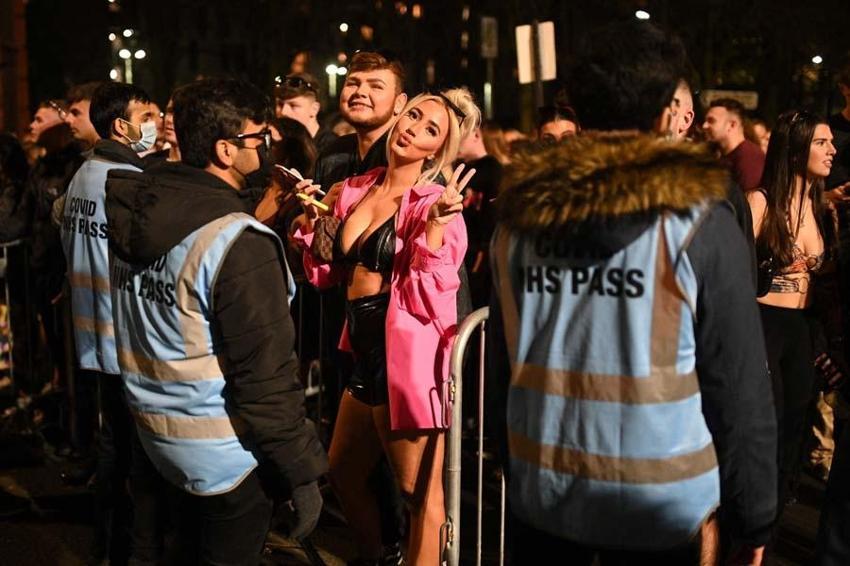 Yeni yıl dünyada büyük bir coşku ile karşılandı! Avrupa'da şaşırtan görüntüler...