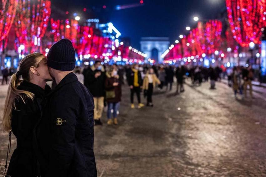 Yeni yıl dünyada büyük bir coşku ile karşılandı! Avrupa'da şaşırtan görüntüler...