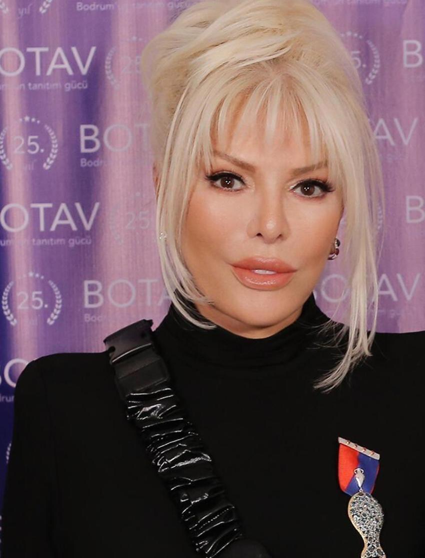 75 yaşındaki Ajda Pekkan genç kızlara taş çıkardı! Sahneye damga vurdu!