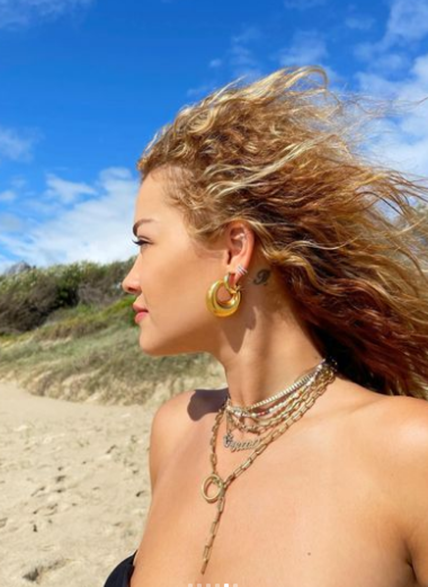 Rita Ora'da 2022 selamı! Pozlarıyla olay yarattı...