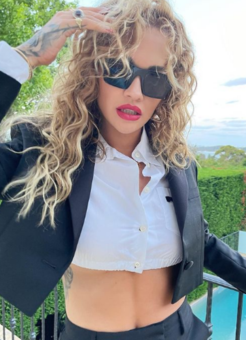 Rita Ora'da 2022 selamı! Pozlarıyla olay yarattı...
