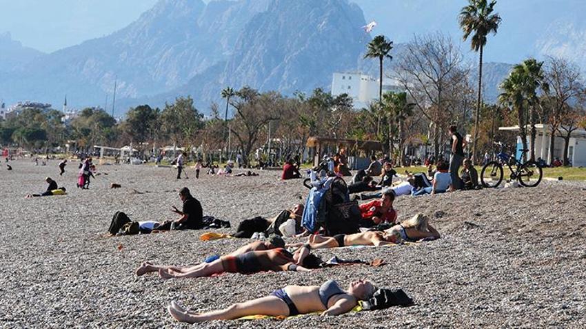 Yurtta kar, Antalya'da bahar! Denize ve piknik alanlarına akın ettiler