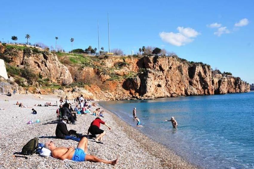 Yurtta kar, Antalya'da bahar! Denize ve piknik alanlarına akın ettiler