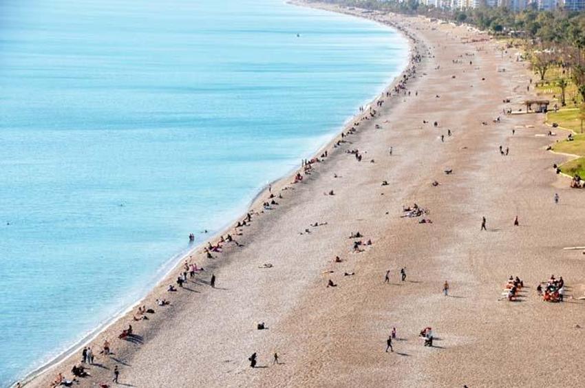 Yurtta kar, Antalya'da bahar! Denize ve piknik alanlarına akın ettiler