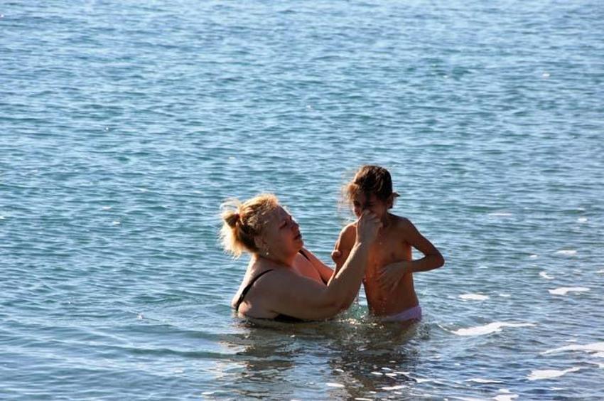 Yurtta kar, Antalya'da bahar! Denize ve piknik alanlarına akın ettiler
