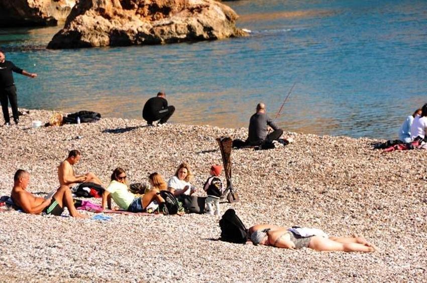 Yurtta kar, Antalya'da bahar! Denize ve piknik alanlarına akın ettiler