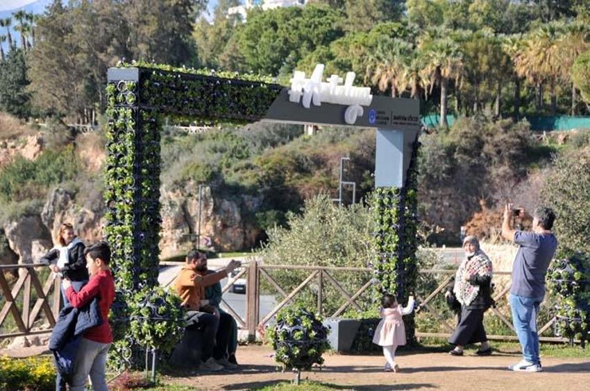 Yurtta kar, Antalya'da bahar! Denize ve piknik alanlarına akın ettiler