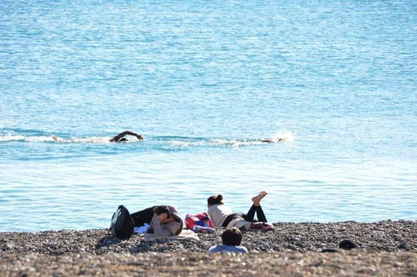 Yurtta kar, Antalya'da bahar! Denize ve piknik alanlarına akın ettiler