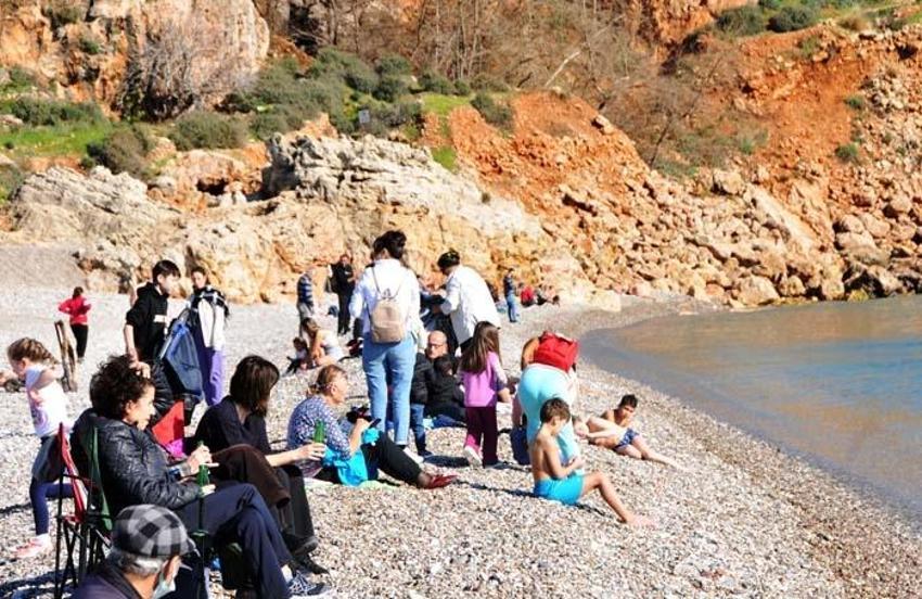 Yurtta kar, Antalya'da bahar! Denize ve piknik alanlarına akın ettiler