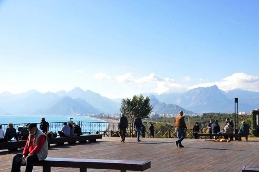 Yurtta kar, Antalya'da bahar! Denize ve piknik alanlarına akın ettiler