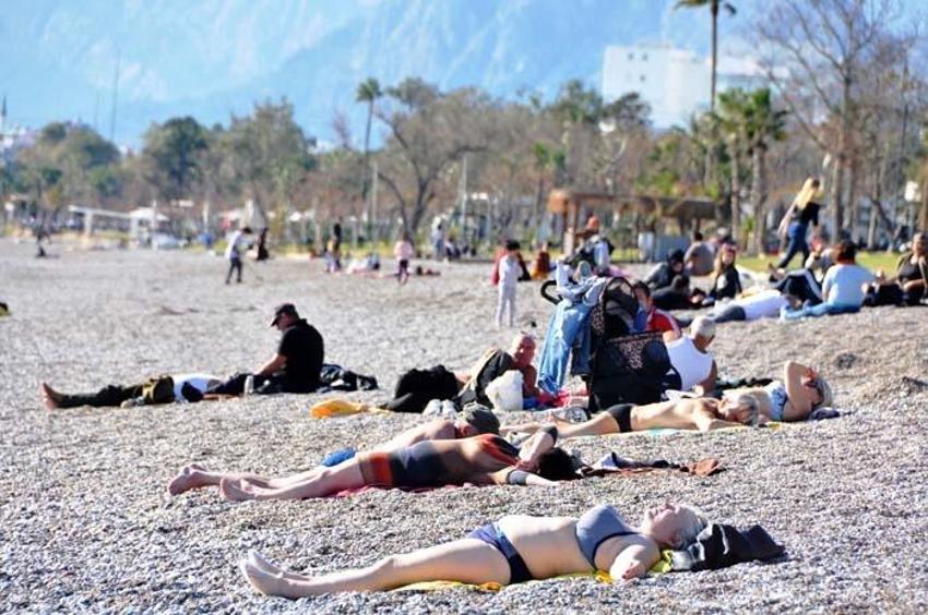 Yurtta kar, Antalya'da bahar! Denize ve piknik alanlarına akın ettiler