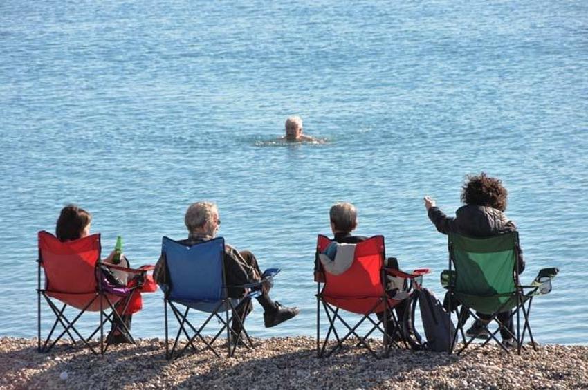Yurtta kar, Antalya'da bahar! Denize ve piknik alanlarına akın ettiler
