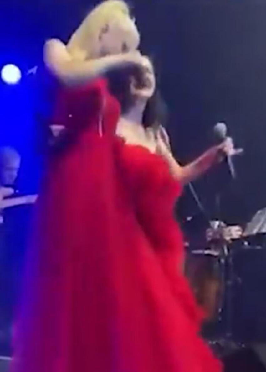 'Tuğba Özerk sarhoşken sahneye çıktı' iddiası! Ayakta duramadı yere düştü...