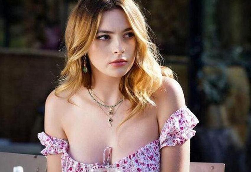 'Maske Kimsin Sen?' yarışmasında jüri olan Melis Sezen iddialı kıyafetiyle gündemde!