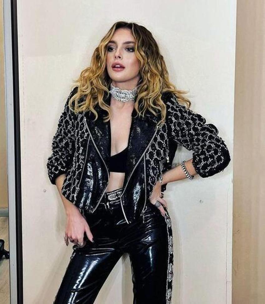 'Maske Kimsin Sen?' yarışmasında jüri olan Melis Sezen iddialı kıyafetiyle gündemde!