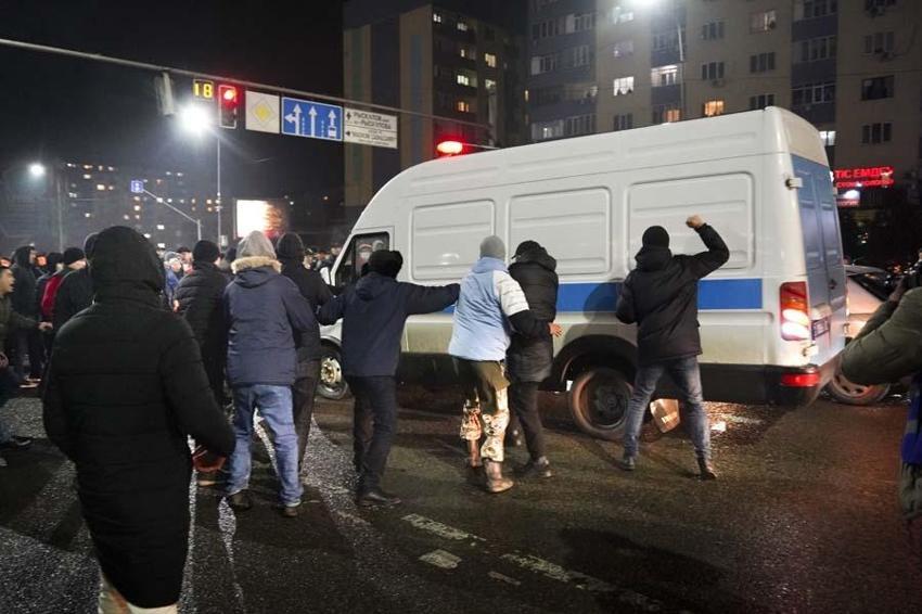 Kazakistan'da zam protestosu ülkeyi karıştırdı! Uyarı yapılmadan vurun emri geldi...