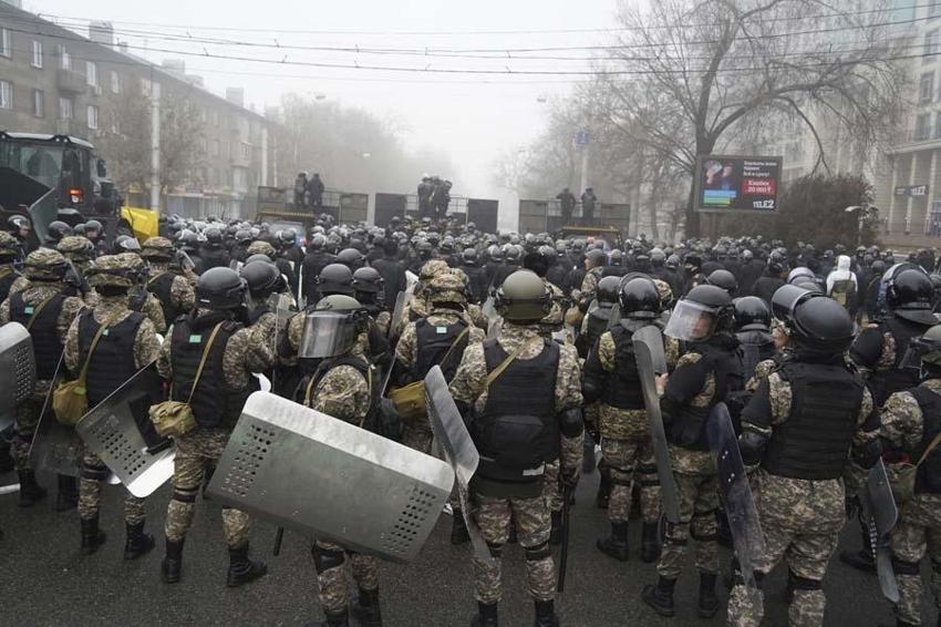 Kazakistan'da zam protestosu ülkeyi karıştırdı! Uyarı yapılmadan vurun emri geldi...