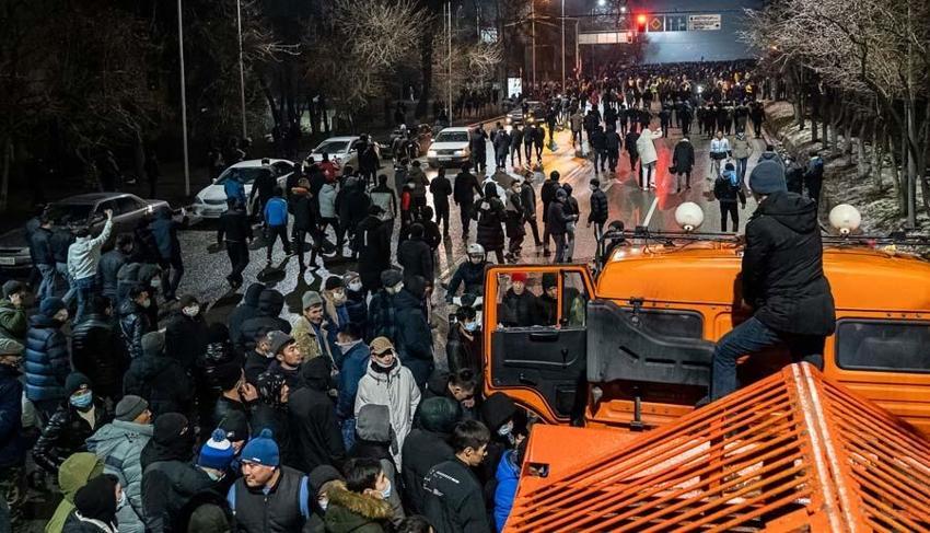 Kazakistan'da zam protestosu ülkeyi karıştırdı! Uyarı yapılmadan vurun emri geldi...