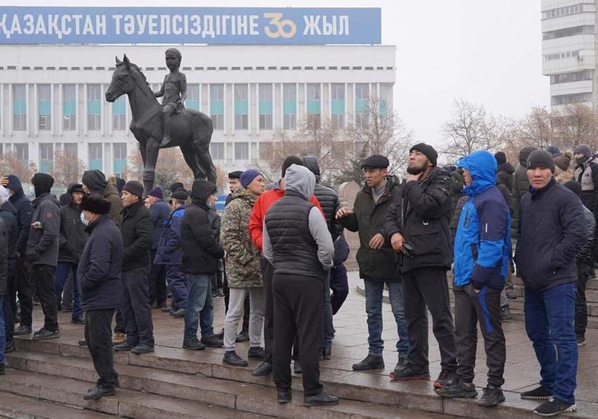 Kazakistan'da zam protestosu ülkeyi karıştırdı! Uyarı yapılmadan vurun emri geldi...
