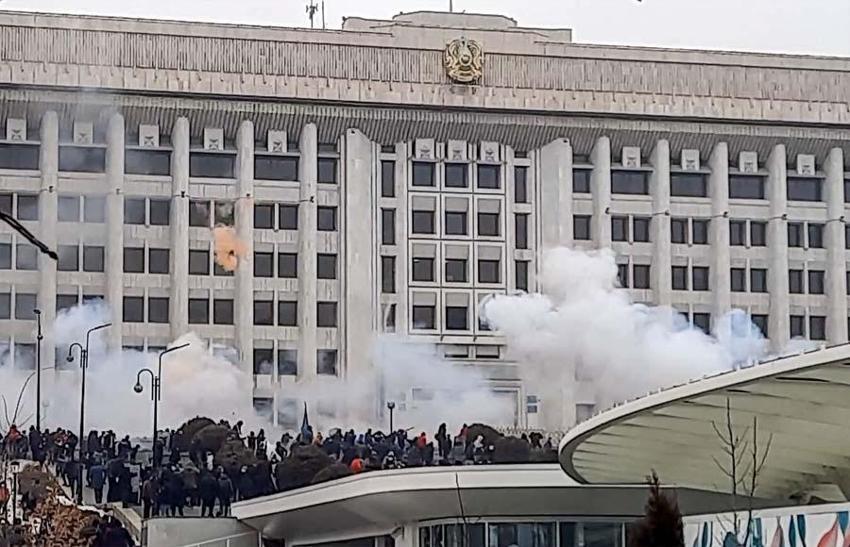 Kazakistan'da zam protestosu ülkeyi karıştırdı! Uyarı yapılmadan vurun emri geldi...