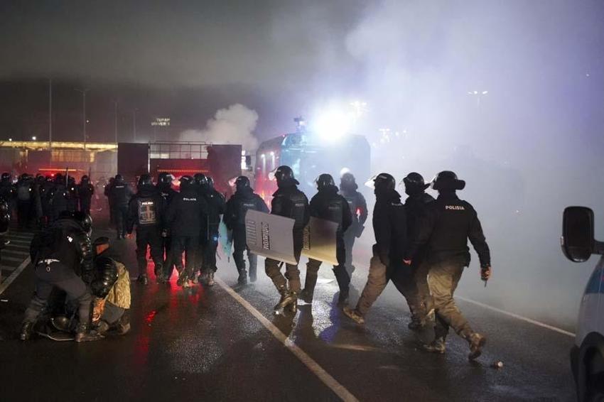 Kazakistan'da zam protestosu ülkeyi karıştırdı! Uyarı yapılmadan vurun emri geldi...