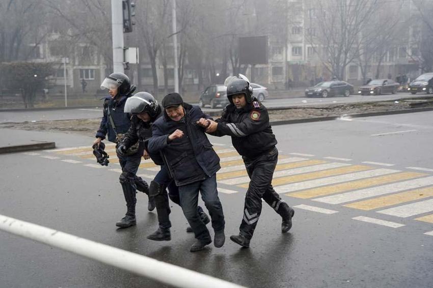 Kazakistan'da zam protestosu ülkeyi karıştırdı! Uyarı yapılmadan vurun emri geldi...