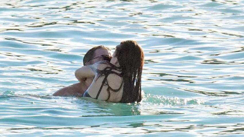 Leonardo DiCaprio genç sevgilisiyle denizde aşka geldi! 