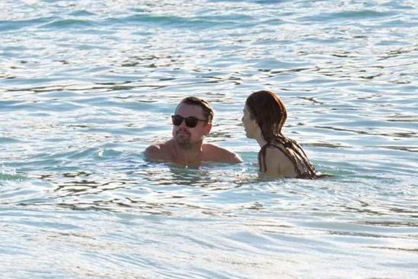 Leonardo DiCaprio genç sevgilisiyle denizde aşka geldi! 