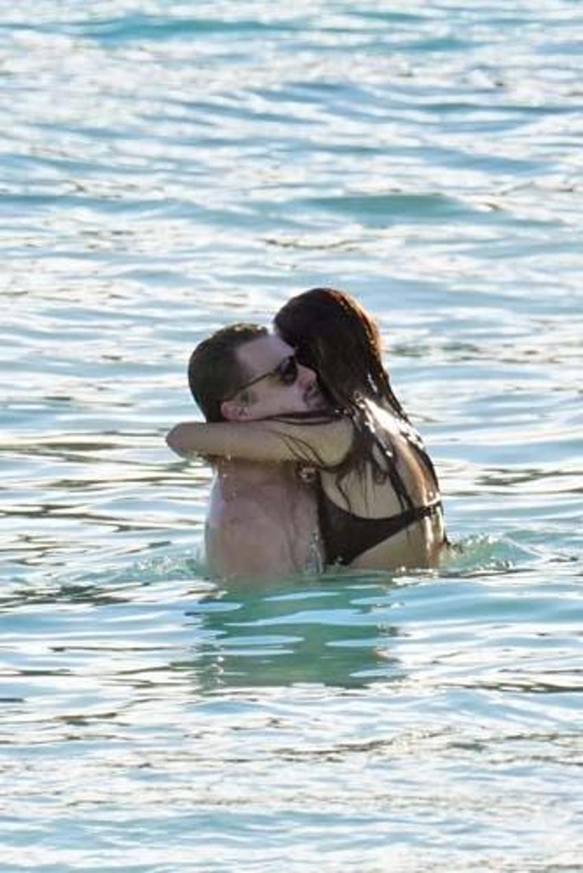 Leonardo DiCaprio genç sevgilisiyle denizde aşka geldi! 