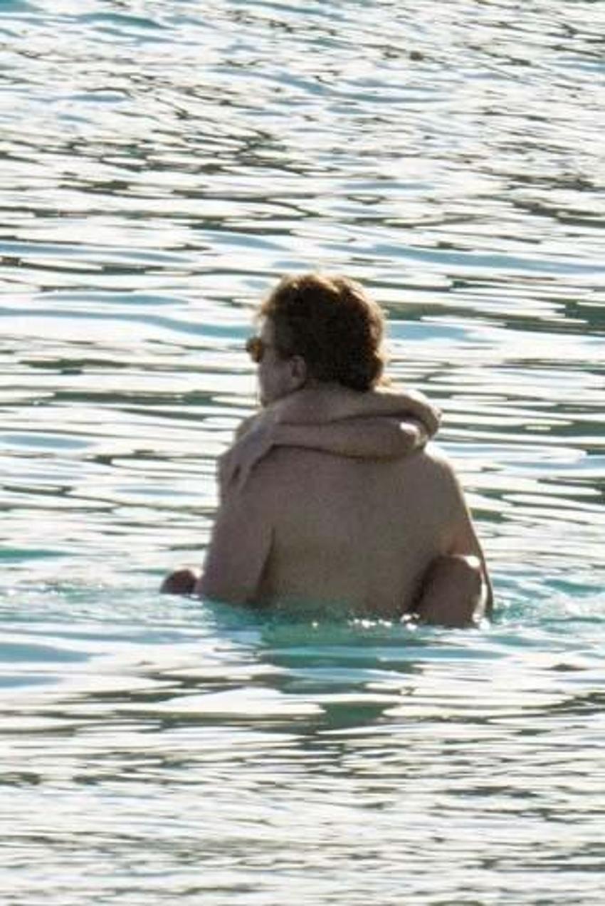 Leonardo DiCaprio genç sevgilisiyle denizde aşka geldi! 