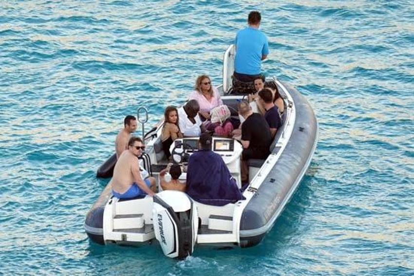 Leonardo DiCaprio genç sevgilisiyle denizde aşka geldi! 