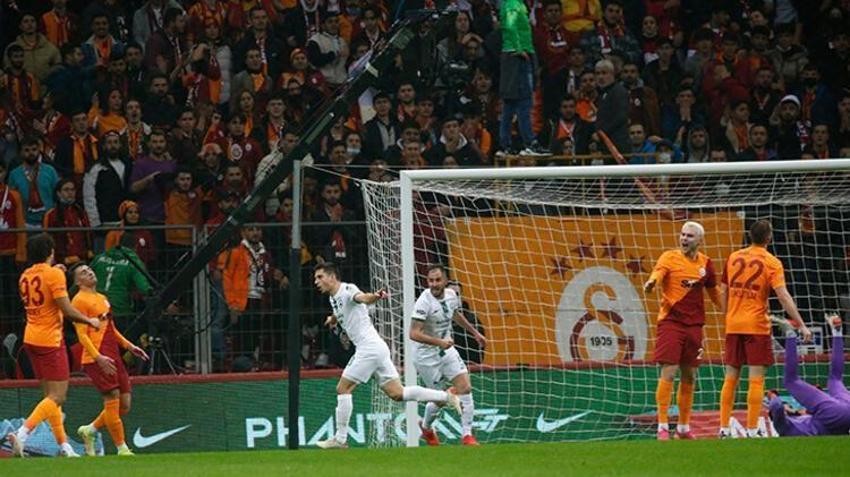 Galatasaray-Giresunspor maçında ortalık karıştı! Resmen tepetaklak oldular, bir darbe daha! Hepsini ıslıkladılar, Fatih Terim deliye döndü! Burak Elmas, Arda Turan...